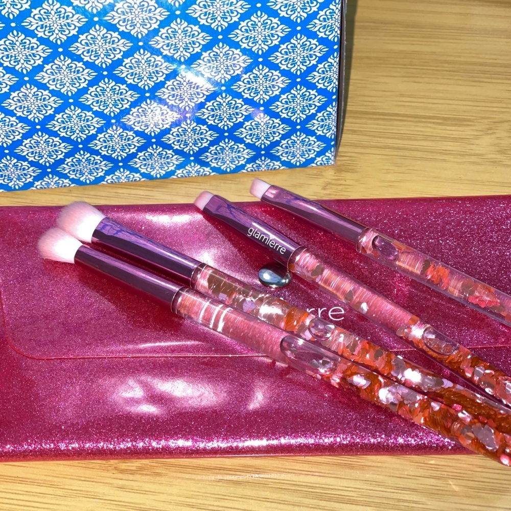 GLAMIERRE Pink Luxe Flow Glitter Hearts Eye Brush - Picture 3 of 12